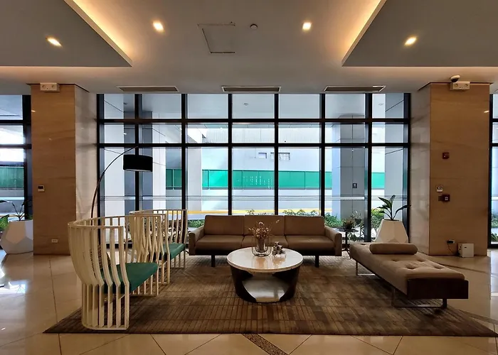 Aparthotel Andy's Place One Eastwood Tower 1 4*