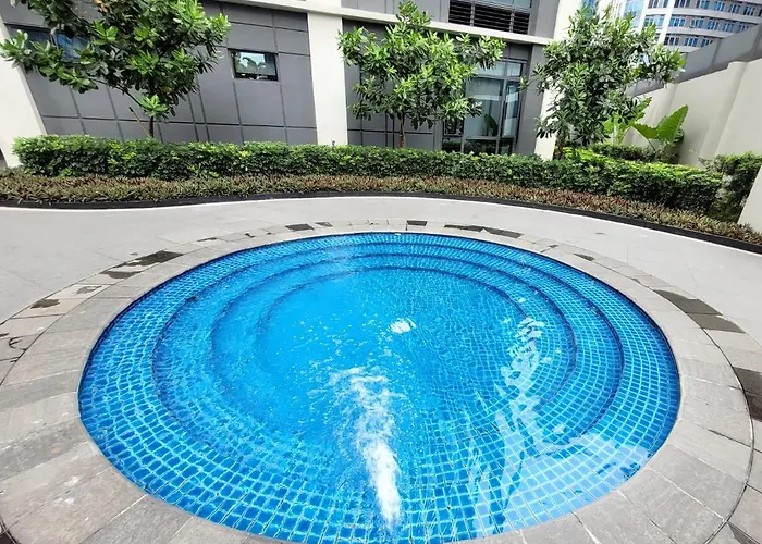 Aparthotel Andy's Place One Eastwood Tower 1 4*