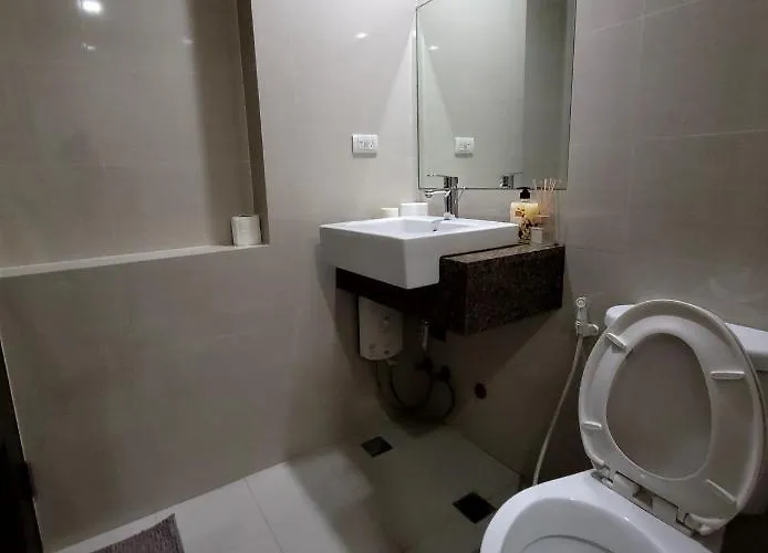 Aparthotel Andy's Place One Eastwood Tower 1 4*