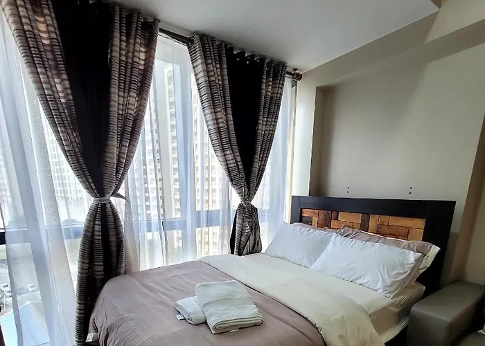 Aparthotel Andy's Place One Eastwood Tower 1 4*
